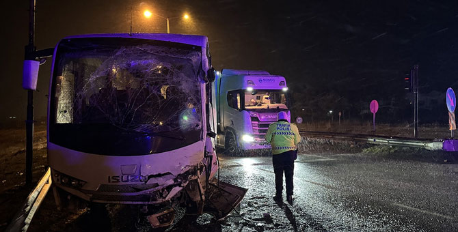 Edirne'de polis aracı ile otobüs çarpıştı: 10'u polis, 11 yaralı