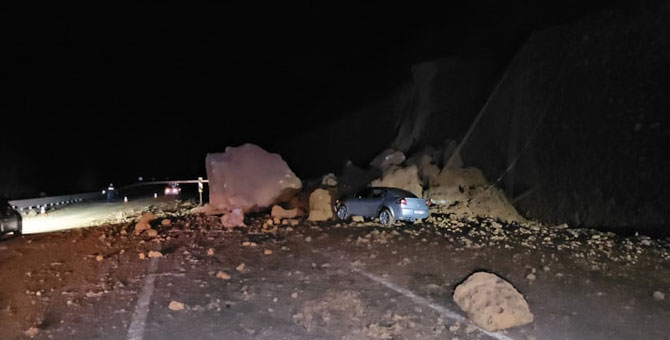 Ankara yolunda heyelan: Yamaçtan yuvarlanan kayalar yolu kapattı