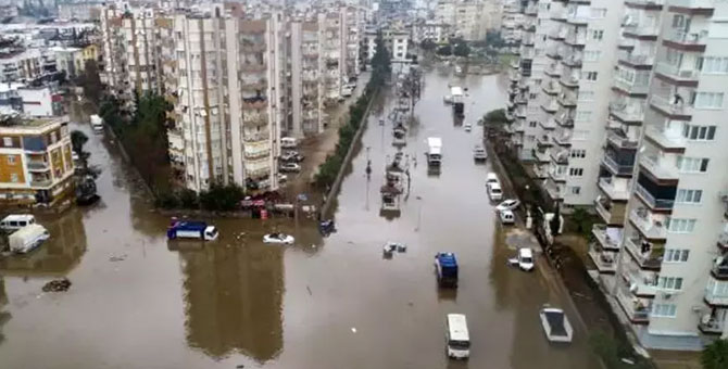 Antalya'da şiddetli yağışlar nedeniyle 4 bine yakın binayı su bastı