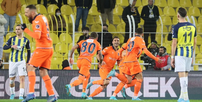 Fenerbahçe Başakşehir'e bu kez kendi evinde yenildi