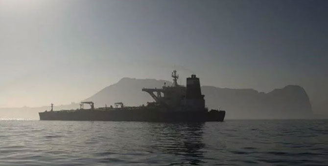 Akdeniz yine karıştı: Yunanistan, petrol taşıyan bir gemiye el koydu