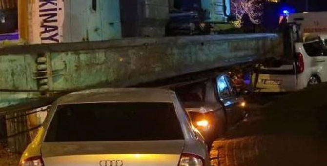 Beşiktaş'ta vahim kaza: TIR'ın taşıdığı vinç araçların üzerine düştü
