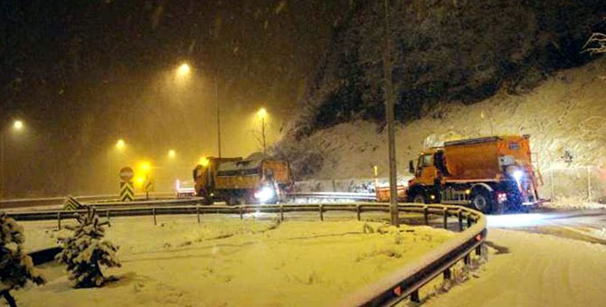 İzmir’de yoğun kar yağışı: 20 kişi dağ yolunda mahsur kaldı