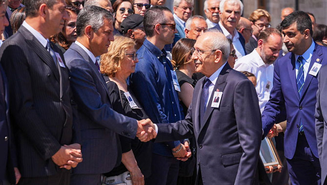 'Mutlak butlan' sonrası ilk buluşma: Özgür Özel ve Kılıçdaroğlu cenaze töreninde tokalaştı