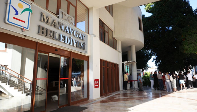Manavgat Belediyesi'ne gece yarısı haciz işlemi: Makam araçları yediemine çekildi