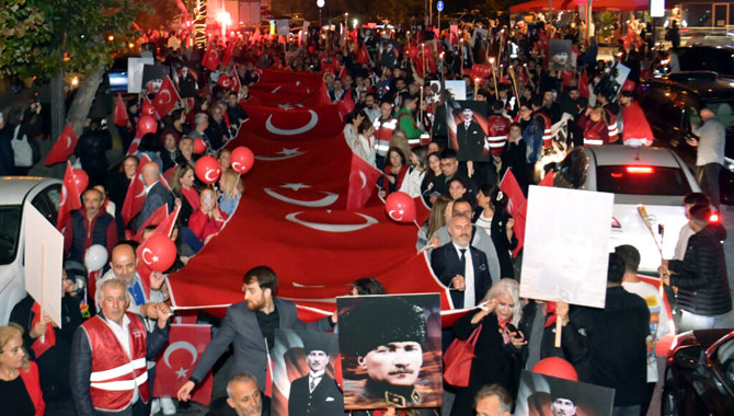 YENİ Parti'den Bahçelievler'de 30 Ağustos fener alayı